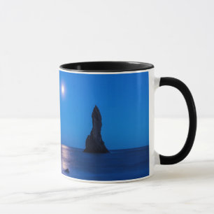 Caneca Reflexo do luar no oceano e pilares de rocha