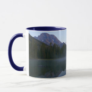 Caneca Reflexo do nascer do sol no String Lake II