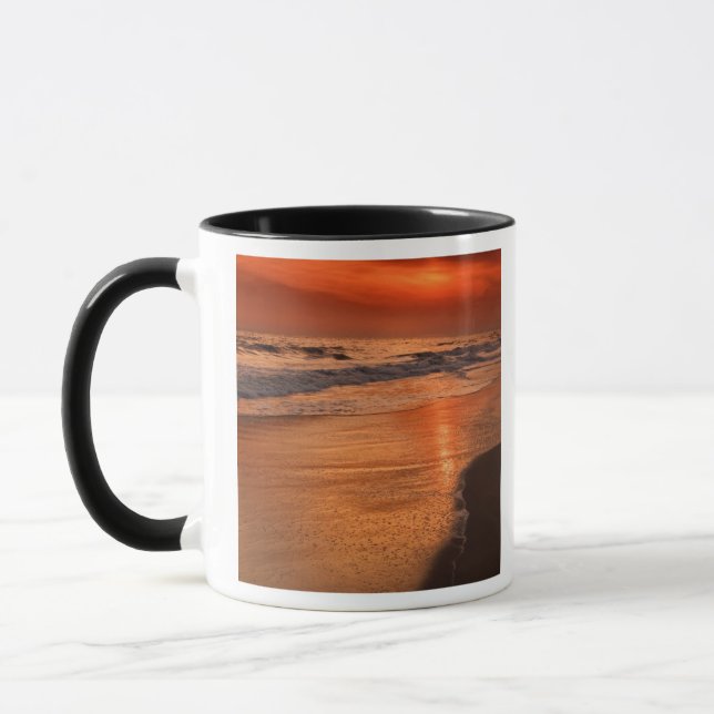 Caneca Reflexos do pôr do sol nas nuvens e na costa do oc (Esquerda)