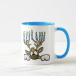 Caneca Reindeer com Menorah Antlers Chrismukkah Mug<br><div class="desc">Esta caneca apresenta minha rena judia cujos chifres são Menorah. O texto da caneca pode ser alterado ou removido. Então, você pode personalizar isso como quiser. Isso faz um presente divertido para a pessoa judia que você conhece ou para alguém que tem um cônjuge ou parceiro judeu. Estou mostrando isso...</div>
