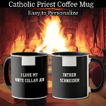 Caneca Religioso do Colar Negra do Padre Católico<br><div class="desc">Todo padre vai adorar ter sua própria caneca personalizada com o colar do padre católico. Todos os textos e fontes podem ser modificados.</div>