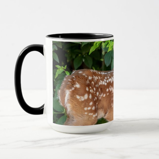 Caneca Retrato de uma Fawn recém-nascida (veado de cauda  (Esquerda)