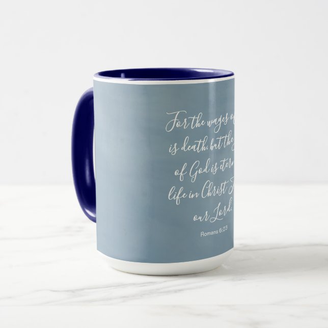Caneca Romanos 6:23 Verso de Bíblia Personalizável (Frente Esquerda)