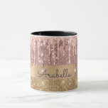 Caneca Rosa Dourado Brilhante Extraindo Dourados Strips M<br><div class="desc">Derramamento moderno, de luxo, dourado rosa, gotejado em ouro e ouro rosa, listras de brilho monograma personalizado. Este design apresenta fitas cintilantes falsas e metal escovado em ouro, e brilho cor-de-rosa pincelado com modelo de texto de nome ou monograma. Acima da luz, pincelada rosa e dourada rosa pingando. O nome...</div>