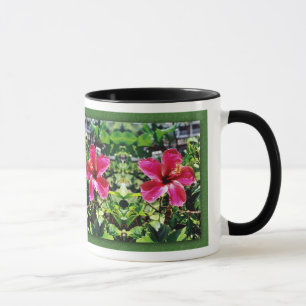 Caneca rostos nas folhas.