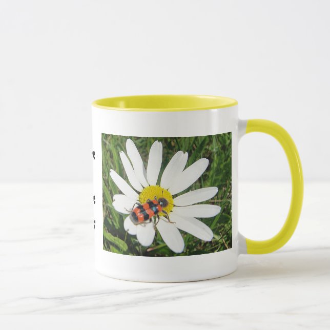 Caneca Rot-schwarzer Käfer auf weisser Margerite, Tasse (Direita)