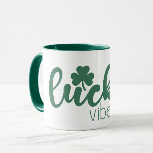 Caneca Rua, o dia de Patrick, é feliz, com o trevo verde