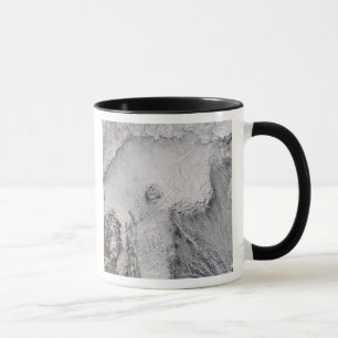 Caneca Ruas de gelo e nuvens no mar de Okhotsk