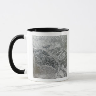 Caneca Rússia central nevado e obscura que mostra o Ob R