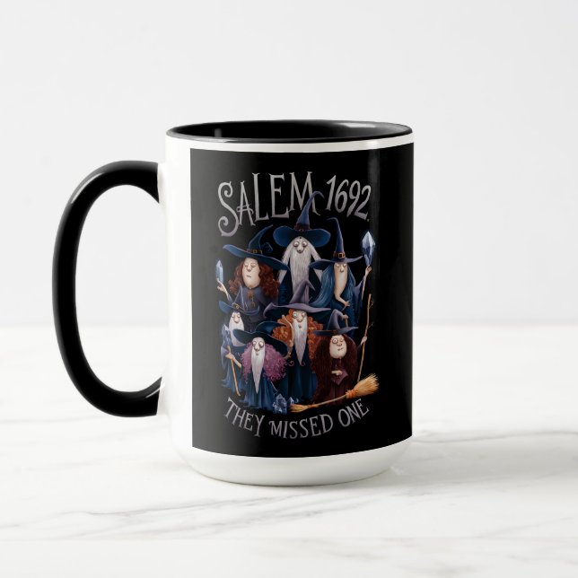 Caneca Salem 1692 Eles Perderam Uma Bruxa no Halloween (Esquerda)