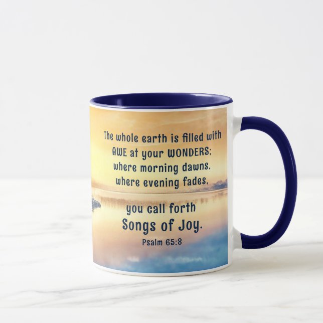 Caneca Salm 65:8 Você fala sobre canções de alegria Bíbli (Direita)