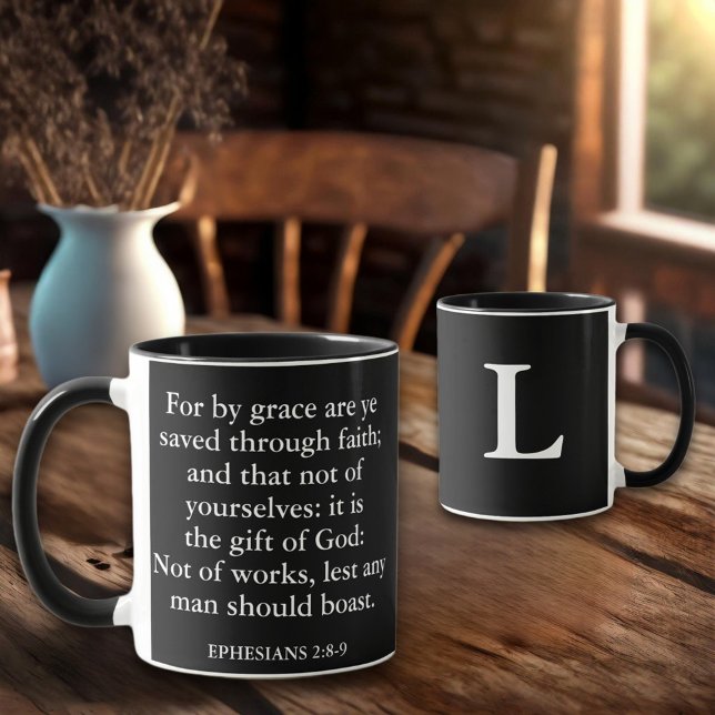Caneca Salvo por Grace KJV Bíblia Verse Christian Monogra (Criador carregado)