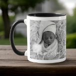 Caneca Santa Batismo Elegante Foto Do Bebê Do Coração Chi<br><div class="desc">Essa design simples e moderna é composta por tipografia de serifa e adiciona uma foto personalizada,  adiciona nome de bebê e mês e ano de batismo</div>