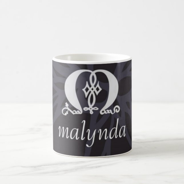 Caneca são do logotipo de Malynda (Centro)