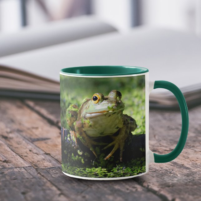 Caneca Sapo Verde Bonito Dança uma Dose na Mangueira (Cute Green Frog Strikes a Pose on the Hose 11 oz Coffee Mug Cover Photo.)