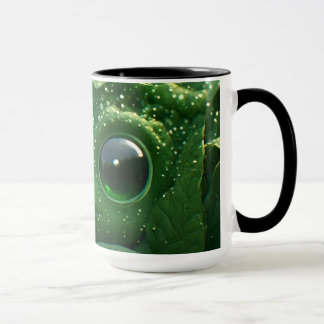 Caneca Sapo Verde Fofo Escondido em Folhas Cobertas de Or