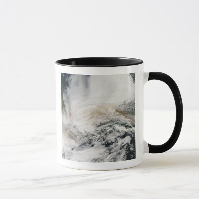 Caneca Sarychev Pico soprando através do mar de Okhotsk (Direita)