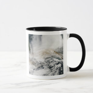 Caneca Sarychev repica o sopro através do mar de Okhotsk