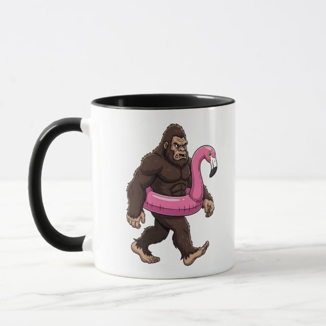 Caneca Sasquatch em um Flutuador de Flamingo Criptídeo En (Esquerda)
