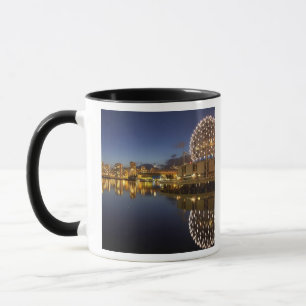 Caneca Science World e CBD refletidos em False Creek,