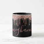 Caneca Script Monograma de Drives Glitter Dourado Elegant<br><div class="desc">Elegante, Rosa Rosa Rosa Dourada Rosa Rosa Rosa Rosa Rosa Brilhante Coloca Script Monograma em nome personalizado preto ou caneca monograma. Apresentando um falso quadro de gotejamento brilhante, fonte cursiva de script monograma com letras grandes, com traços (nome próprio de tamanho grande) em cor rosa-pincel ou rosa em fundo preto....</div>