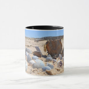 Caneca Seashells on Beach por Shirley Taylor
