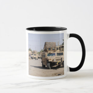 Caneca Segurança da conduta de Humvee durante uma