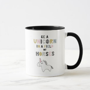 Caneca Seja um unicórnio em um campo dos cavalos