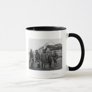 Caneca Selry Pickers esquimó em Nome, Alasca Fotografia