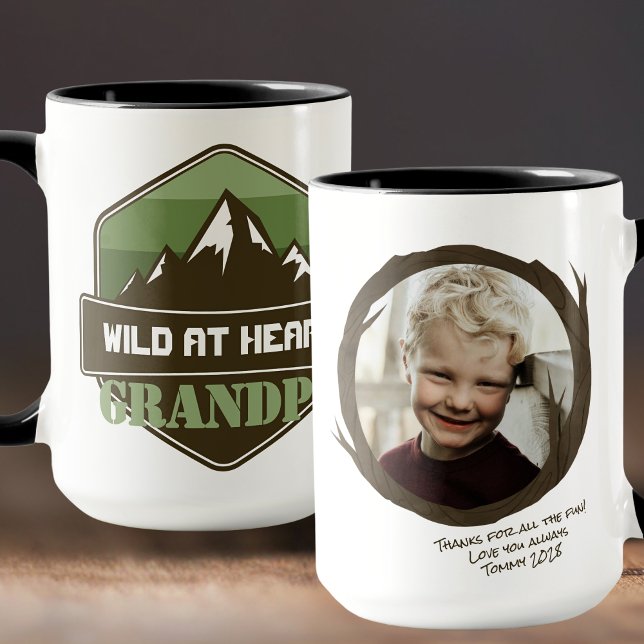 Caneca Selvagem no Presente de Foto Personalizada do Cora (Wild at Heart Camo Outdoor Adventurer Personalized Mug. Available in a variety of colors and styles!)