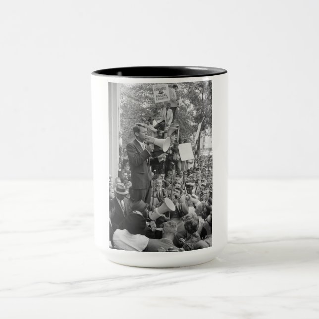 Caneca Sen. Robert Kennedy Campaigning para Presidente do (Centro)