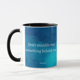 Caneca Sêneca: Foque no Futuro, Não Tropece no Passado