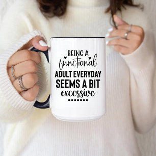 Caneca Ser um adulto funcional todos os dias parece um po