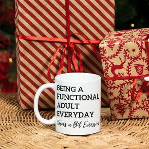 Caneca Ser um adulto funcional todos os dias parece um po