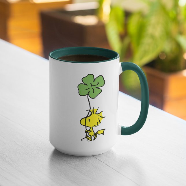 Caneca Shamrock de Carregando de Woodstock (Mug on table)