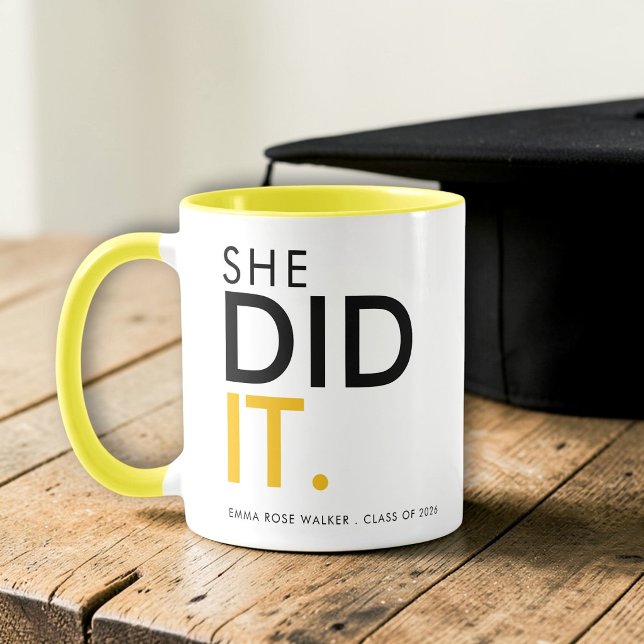 Caneca She Did It Black Yellow Graduation Gift (Criador carregado)