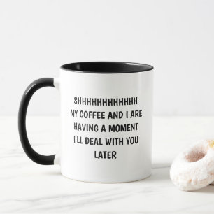 Caneca Shhh Meu Café e Eu Estamos Tendo um Momento Engraç