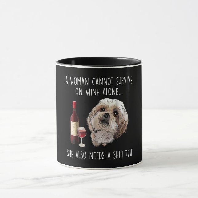 Caneca Shih Tzu| Uma mulher não pode sobreviver apenas de (Centro)