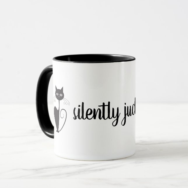 Caneca Silenciosamente julgando o [gato preto] (Frente Esquerda)