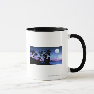 Caneca Silhueta de um casal que abraça na praia