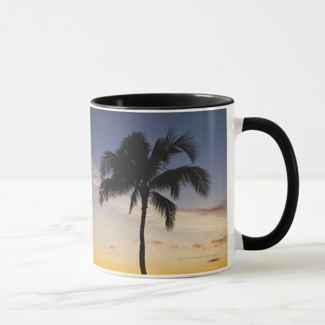 Caneca Silhueta de uma palmeira por um por do sol (Direita)