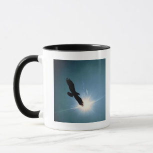 Caneca Silhueta do vôo da águia americana no céu