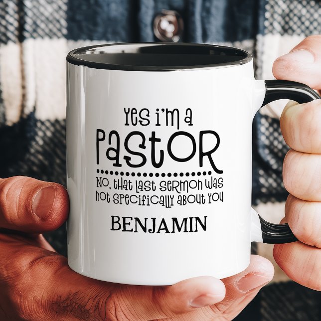 Caneca Sim, eu sou um pastor nome engraçado religioso per (Criador carregado)
