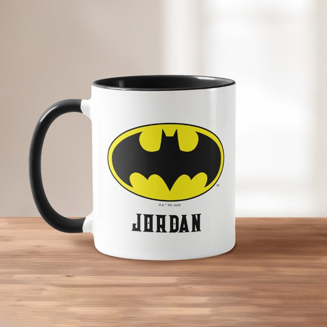 Caneca Símbolo Batman | Logotipo Oval Bat | Adicione seu  (Mug on table)