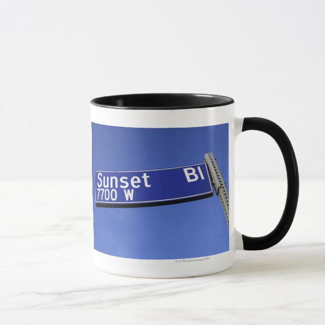 Caneca Sinal do bulevar do por do sol contra um céu azul (Direita)