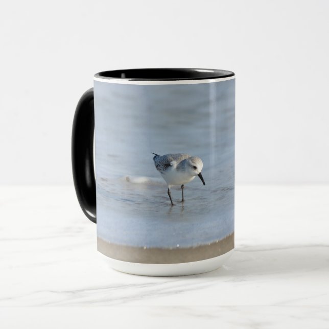 Caneca Single Sandpiper walking on beach  (Frente Esquerda)
