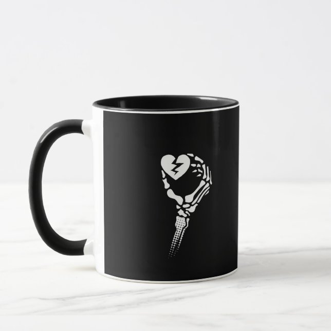 Caneca Skeleton Hand Segurando Coração (Esquerda)