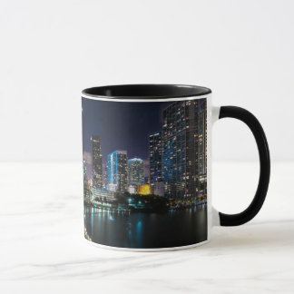 Caneca Skyline da cidade de Miami com a ponte na noite