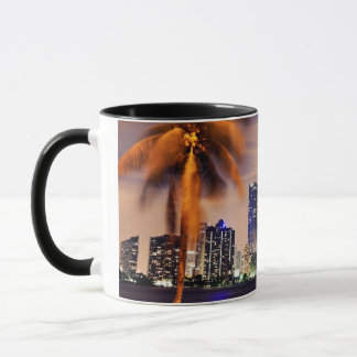 Caneca Skyline dos EUA, Florida, Miami no crepúsculo