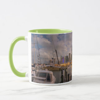 Caneca Skyline financeira de Miami no crepúsculo